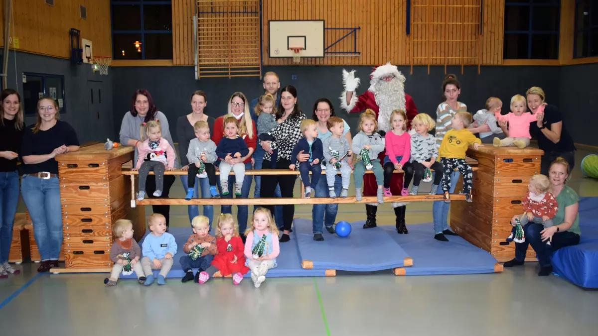 Sowohl Klein und Groß freuten sich über den Besuch von Santa Klaus.