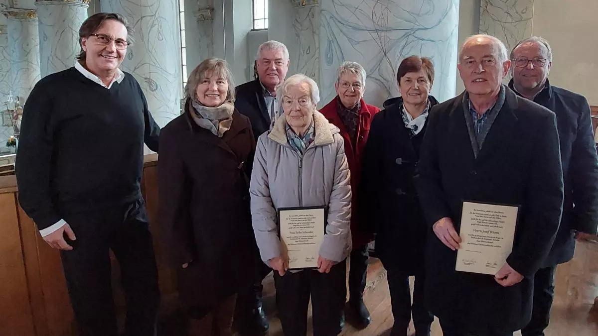 Die anwesenden Jubilare mit Chorleiter Maurizio Quaremba, von links): Ruth Schneider, Rudi Bongers. Erika Schneider, Gabi Magiera, Gisela Langhammer, Josef Wurm, Thomas Geers.
