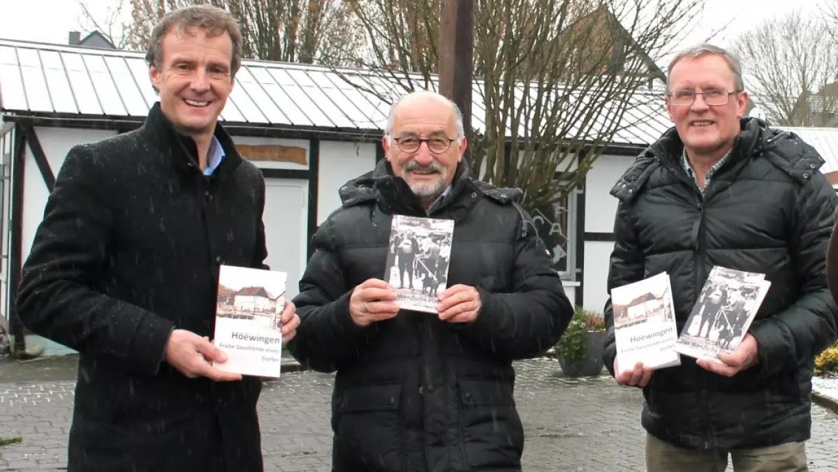 Walter Wolf stellte seine neuen Studien über die Geschichte des Dorfes Altenhof und der Herkunft des Wendschen Platts vor. 
Bernd Clemens, Bürgermeister der Gemeinde Wenden, Walter Wolf und Siegbert Henkel (v.l.).