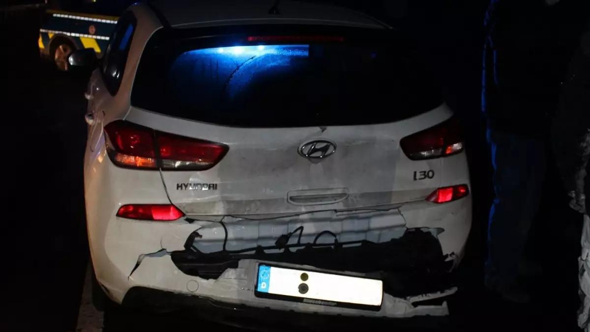 Der vordere Pkw wurde bei dem Auffahrunfall erheblich beschädigt.