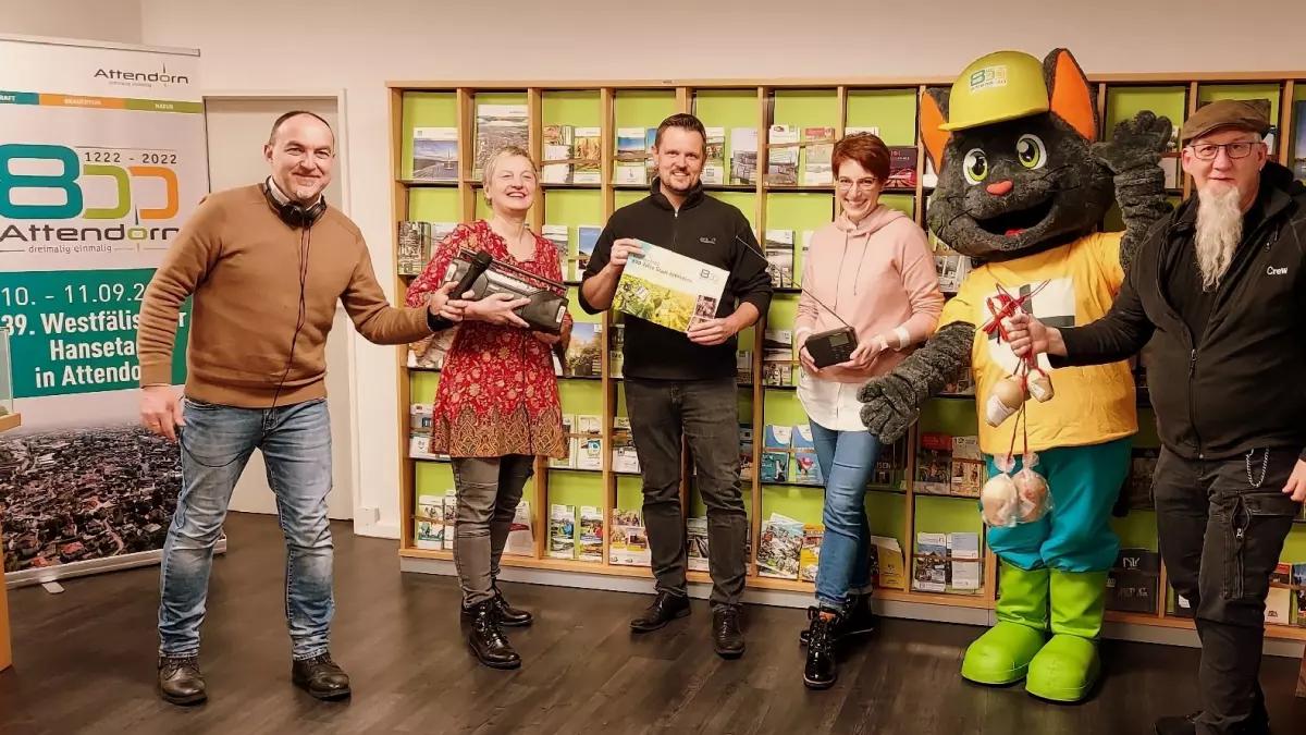 Bei der Präsentation von „Radio 800“, von links: Tom Kleine, Martina Köhler, Frank Burghaus, Susanne Schnatz, Attendix und Martin Reißner.