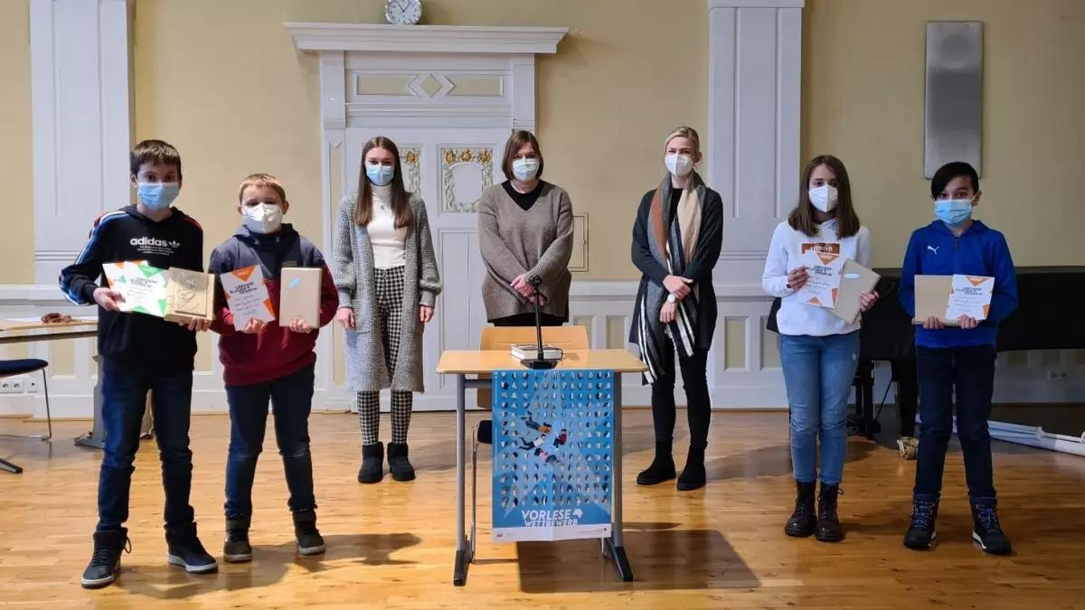 Die Klassensieger des Vorlesewettbewerbs gemeinsam mit der Jury (von links): Alessandro Schmidt (Schulsieger), Aaron Holletzek (Klassensieger 6b), Anna Bocianowski (Leistungskurs Deutsch), Nicole Raulfs (Schulpflegschaftsvorsitzende), Lisa Marie Neu (Referendarin), Maja Meier (Klassensiegerin 6a) und Noah Malik (Klassensieger 6a).