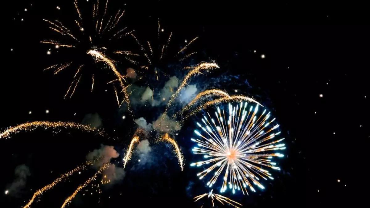 Pünktlich um 20.22 Uhr startet am Freitag, 14. Januar, ein großes Feuerwehr nahe der Burg Schnellenberg.