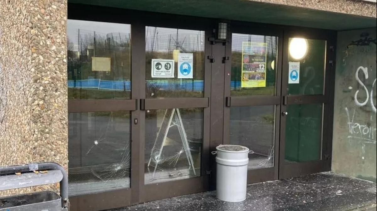 Attendorner Rundturnhalle: Unbekannte Täter werfen Glasscheiben ein