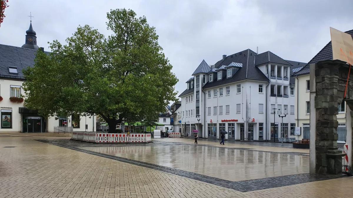 Die Beschlussvorlage zur dauerhaften Verlegung des Attendorner Wochenmarktes auf den Attendorner Rathausplatz ist trotz Beschlussvorlage nicht beschlossen worden.