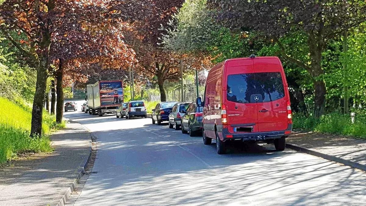 In der Friedensstraße ist dieses Bild kein Einzelfall. Des Öfteren ist die rechte Seite bergabwärts komplett zugeparkt.