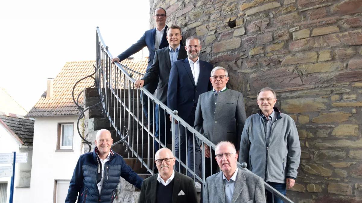 Die Mitglieder und Autoren des Arbeitskreises Festschrift stellen sich vor dem Bieketurm zum Gruppenfoto. Oben von links : Claus Ortmann, Dominik Trepels, Dirk Staffeldt, Johannes Viegener und Harald Kröning. Unten von links: Christian Falk, Rolf Faßbender und Martin Droste. Es fehlt Werner Bischoff.