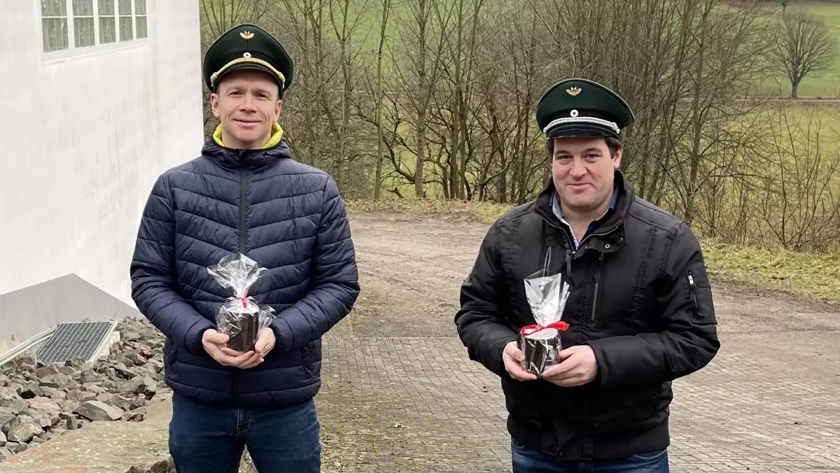 Schützenvereins-Vorsitzender Sebastian Stahlhacke (li.) und der 2. Vorsitzende Manuel Hupertz mit den Zaubertassen.