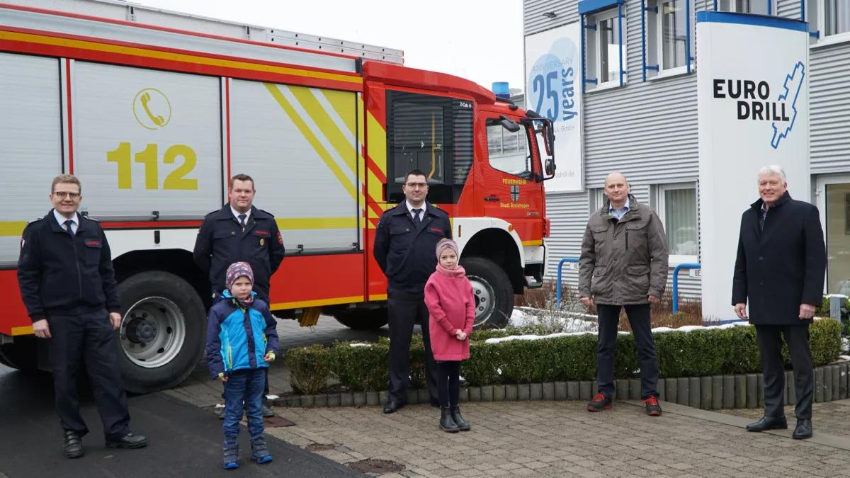 Von links: Jens Gipperich (stellv. Leiter der Feuerwehr Drolshagen), Dennis Lütticke (Stadtkinderfeuerwehrwart), Michael Schmidt (stellv. Stadtkinderfeuerwehrwart), Andreas Pikowski (Vertriebsleiter Eurodrill), Ralf Sönnecken (Geschäftsführer Eurodrill)