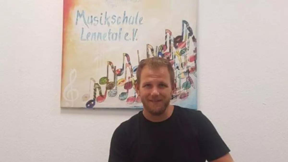 Musiklehrer Andreas Brückner möchte Erwachsene das Instrument Cajon näherbringen.