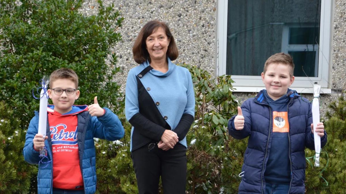 Schulleiterin Sabine Tigges (Mitte) mit den beiden Gewinnern Elias Fielenbach (l.) und Luis Poggel.
