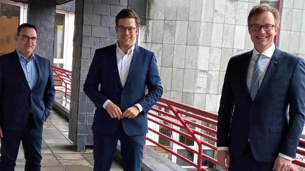 Bürgermeister Tobias Puspas (rechts) sowie Beigeordneter Karsten Schürheck (links) begrüßten den Bundestagsabgeordneten Florian Müller im Lennestädter Rathaus.