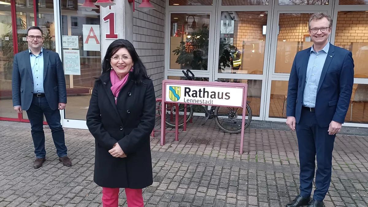 Bürgermeister Tobias Puspas (rechts) und Beigeordneter Karsten Schürheck freuten sich über den Besuch der Bundestagsabgeordneten Nezahat Baradari.