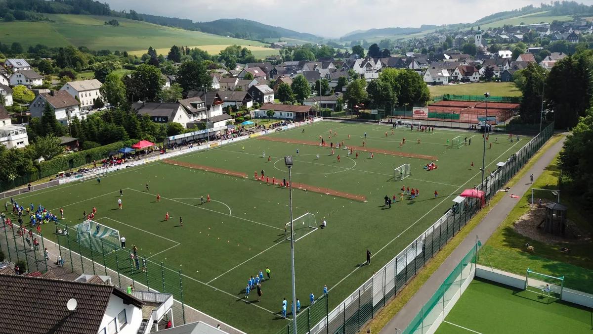 Der Sportplatz des SSV Elspe, hier ein Bild aus 2019 vom Knappstein-Cup: Der Platz wird viel und gerne genutzt - eine Sanierung ist jetzt dringend notwendig und wird von der Stadt kräftig unterstützt.