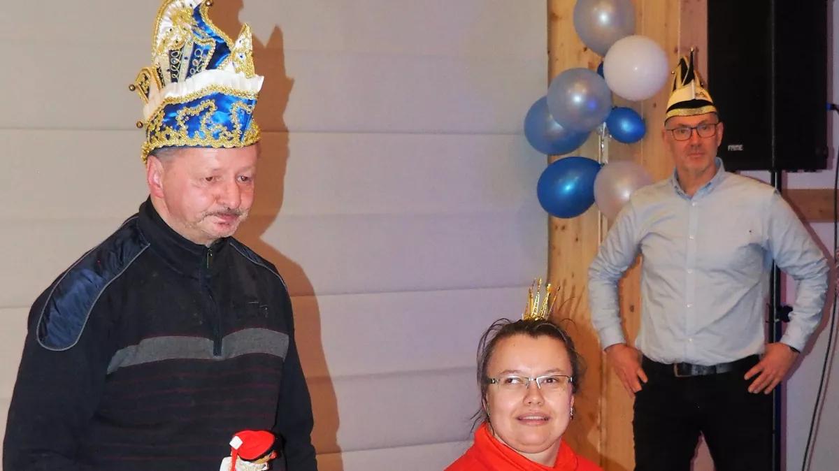 Walter Henkel (l.) und Violetta Borth (Mitte) wurden in der Elsper Schützenhalle zum Prinzenpaar der AG Miteinander gewählt.