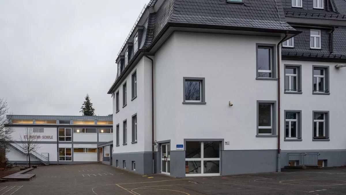 Die Grundschule in Altenhundem: Eigentlich sollte im vergangenen Sommer mit den Sanierungs- und Umbaumaßnahmen begonnen werden. Bürgermeister Puspas ist optimistisch, dass es in den kommenden Sommerferien losgehen kann.