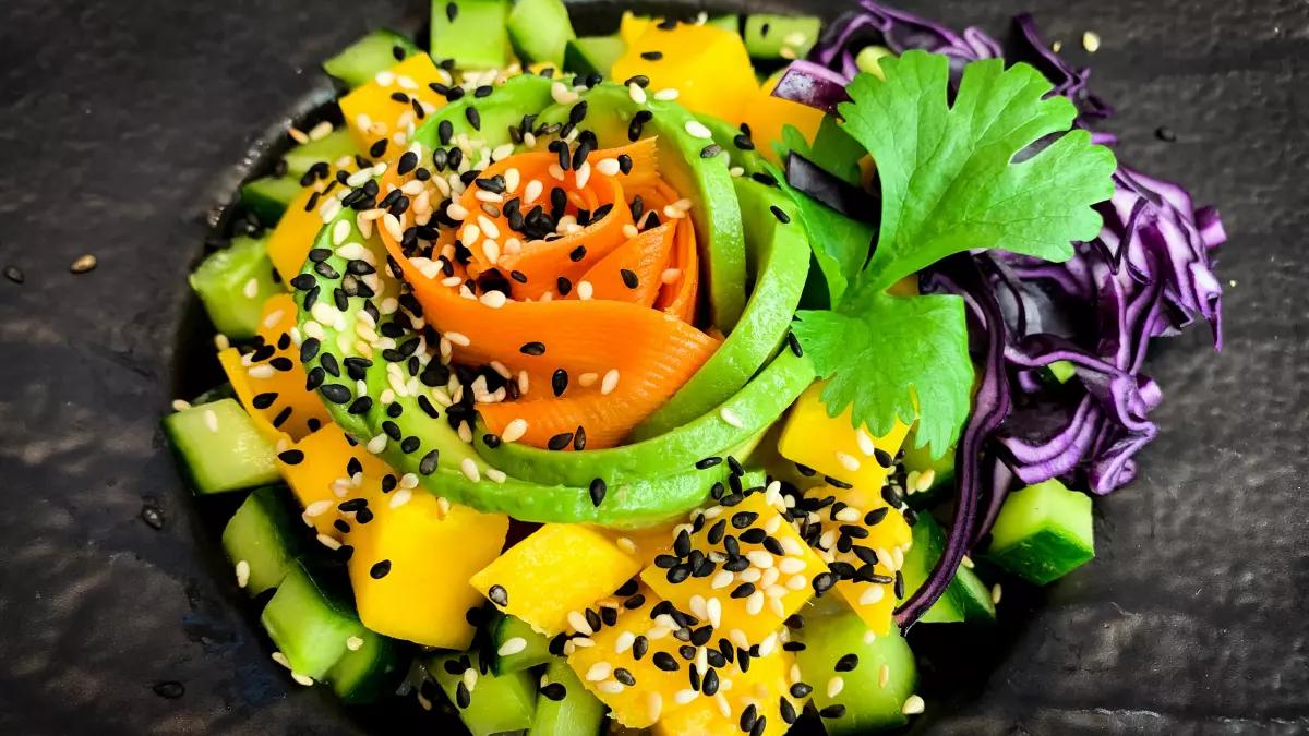 Sieht nicht nur wunderbar bunt aus, sondern ist auch frisch, gesund und lecker:  die Sushi Bowl von Melli Heuel.
