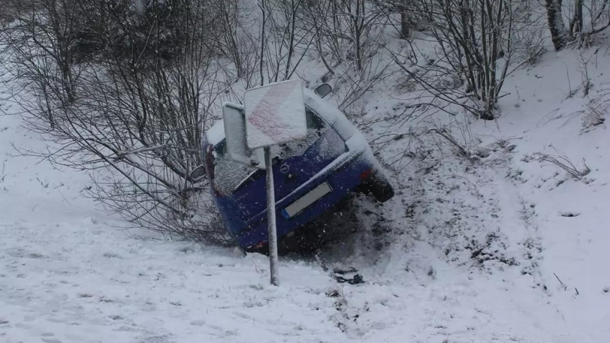 Bei Brachthausen kam am Mittwoch, 5. Januar 2022, ein Kleinwagen von der Straße ab.