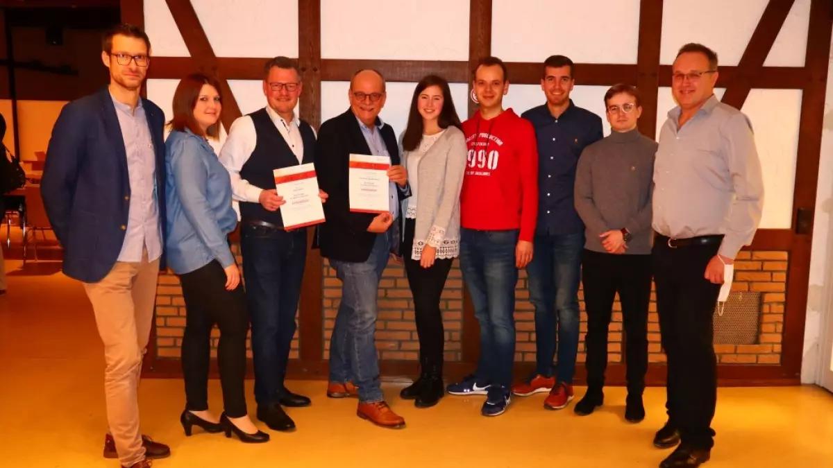 Jubilare für aktive Mitgliedschaft im MV Rhode (v.l.n.r: Fabian Göddecke (25 Jahre), Stefanie Grebe (20 Jahre), Oliver Kühr (40 Jahre), Johannes Sondermann (50 Jahre), Alice Middel (10 Jahre), Dominik Feldmann (20 Jahre), Lennart Jäger und Ben Schmidt (10 Jahre) und Vorsitzender Ludger Wolfschläger.