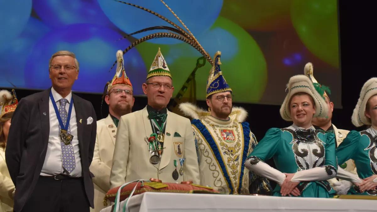 Wolfgang Bosbach (links) wurde beim Bürgerball 2020 zum Ehrensenator ernannt.