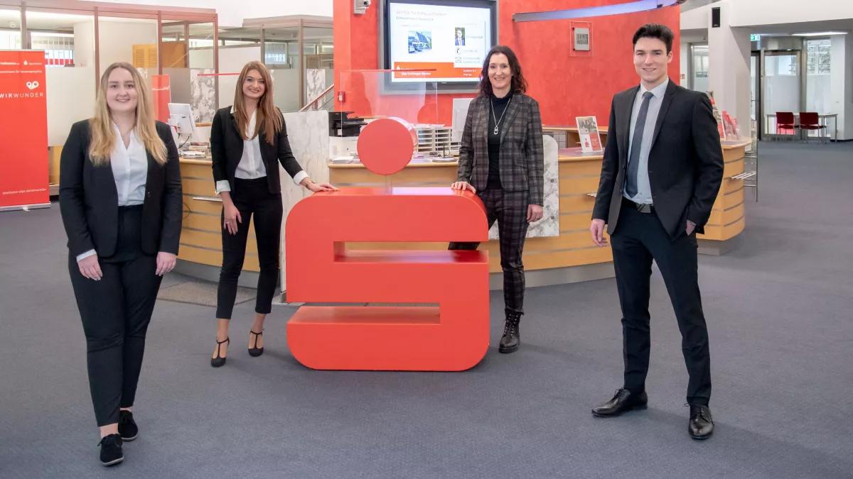 Ausbildungsleiterin Monika Schulte-Brinker (3. v. l.) gratulierte den Bankkaufleuten Lisann Solbach, Anna-Lena Püttmann und Pius Philipps (v.l.) zur bestandenen IHK-Abschlussprüfung.