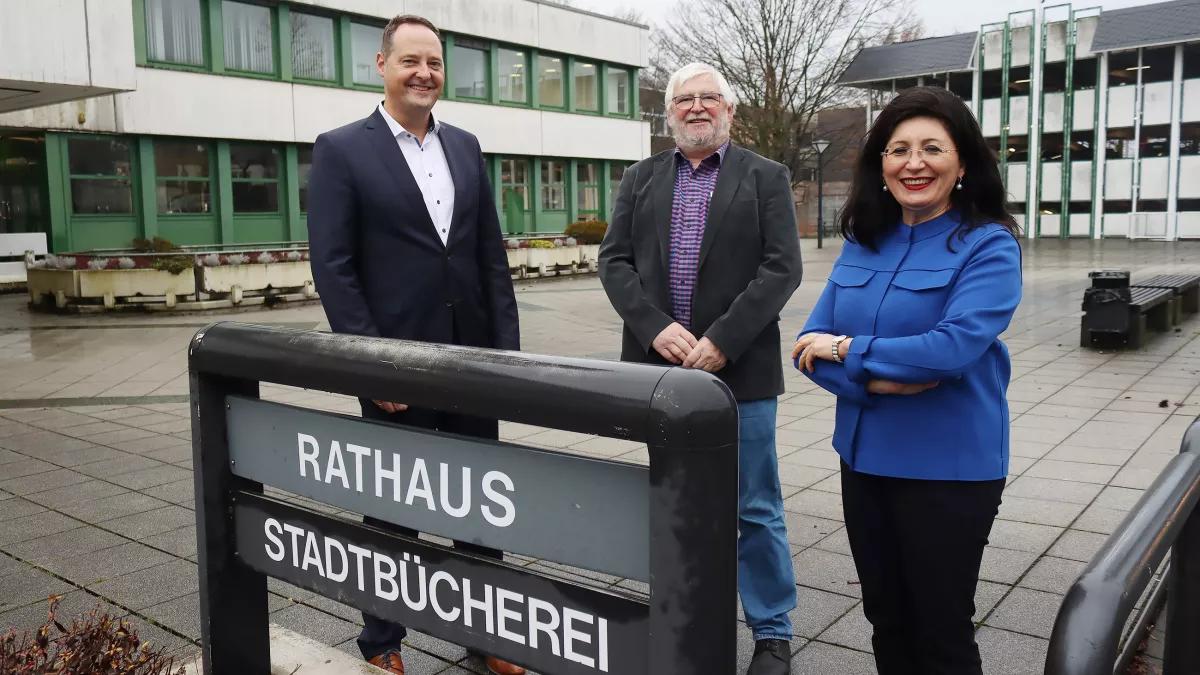 Vor dem Olper Rathaus: Peter Weber, Volker Reichel und Nezahat Baradari (von links).