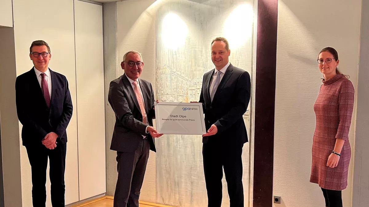 Thomas Bär (l.), Bürgermeister Peter Weber (2.v.r) und Judith Feldner, freuten sich über die Auszeichung von gpa-Präsident Heinrich Böckelühr, der diese persönlich überreichte.