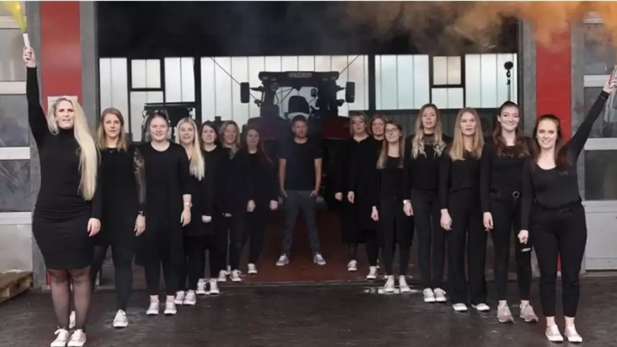 Die Sängerinnen des Chors Chorazon und Chorleiter Moritz Schönauer haben einen A cappella Jahresrückblick auf die Beine gebracht.