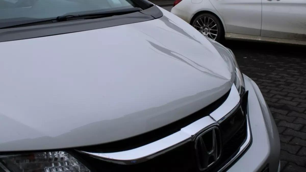 Die beschädigte Motorhaube des Honda.