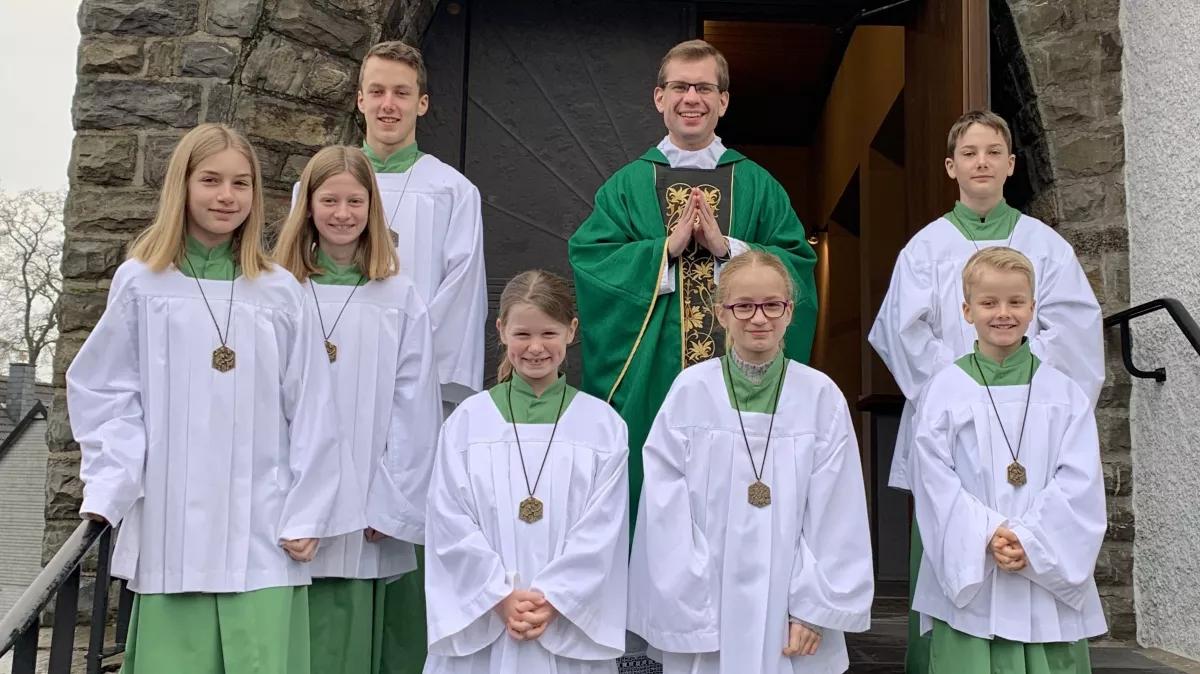 Vikar Christian Albert und die Geschwister begrüßten die drei neuen Ministranten.