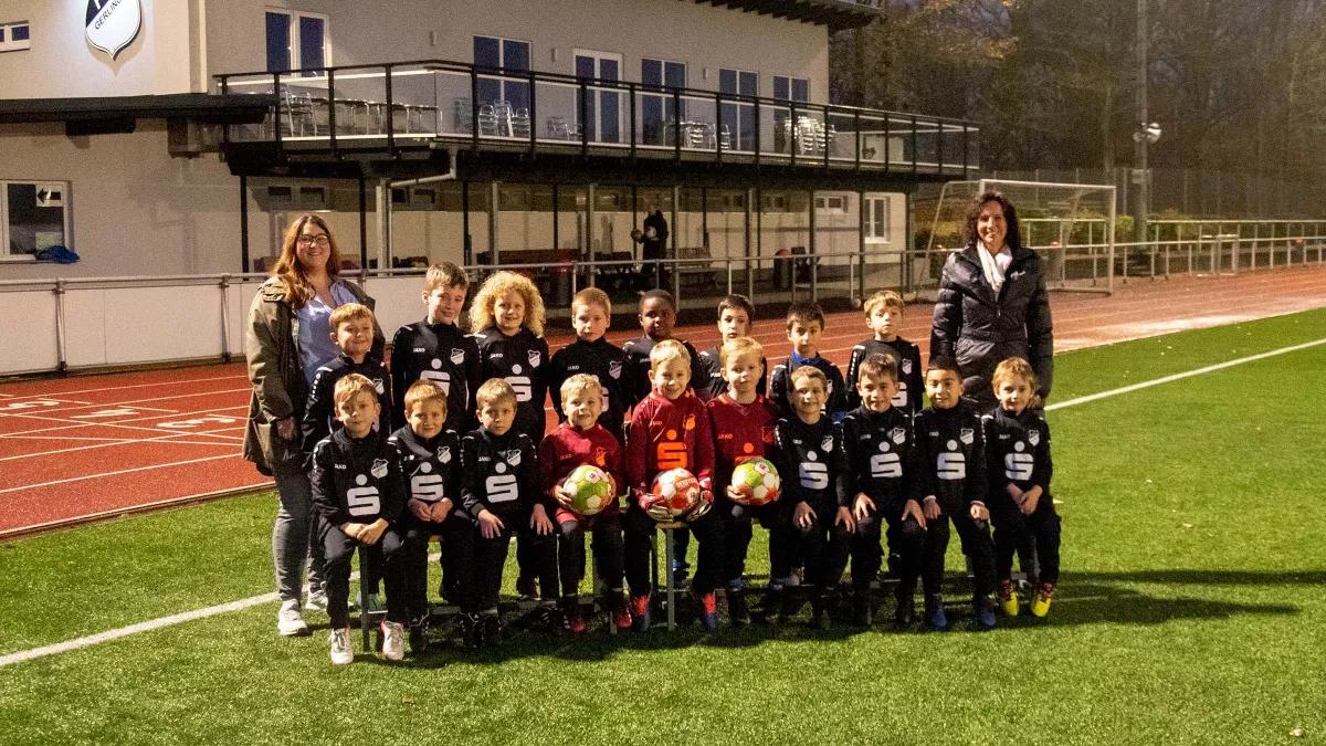 Diana Melchert (rechts), Geschäftsstellenleiterin Gerlingen, freute sich über die Einladung von Jugendgeschäftsführerin Anna Helena Klopries (links) zum Training der G- und F-Jugend am Bieberg.