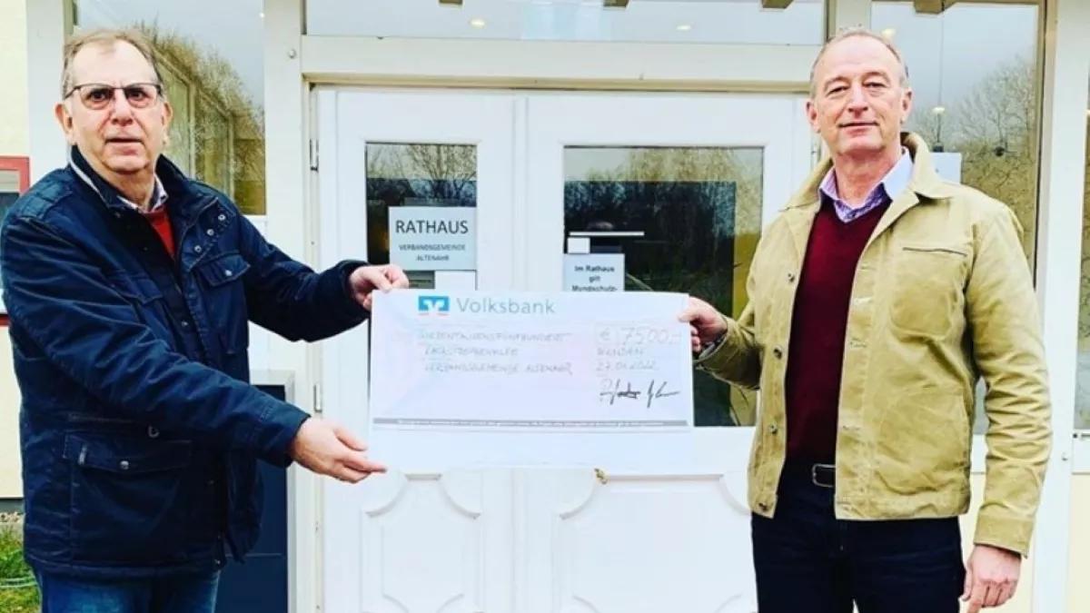 EMG CEO Dr. Rolf Merte (r.) übergibt den Scheck an Georg Knieps, erster Beigeordneter der Verbandsgemeinde Altenahr.