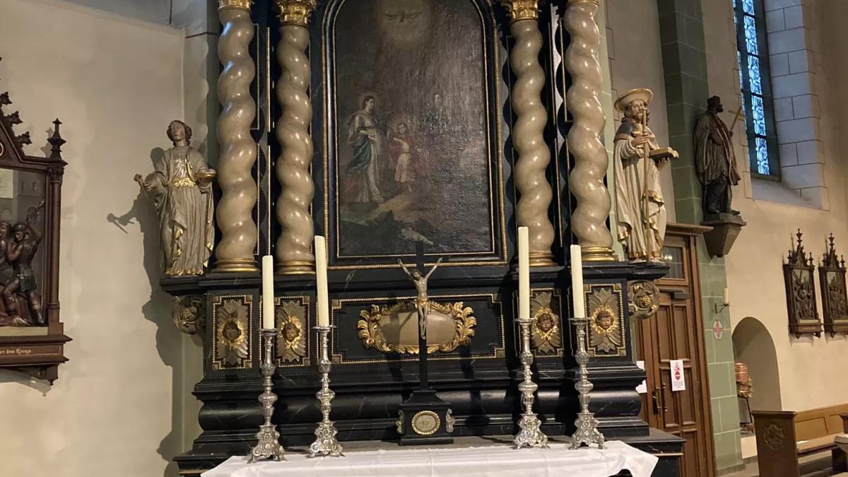 Der für das Patronatsfest geschmückte Altar.