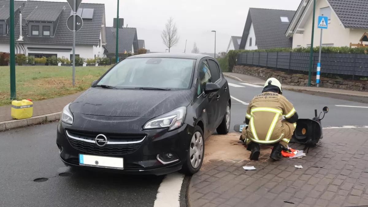 Beim Zusammenstoß mit einem PKW wurde eine Rollerfahrerin verletzt.