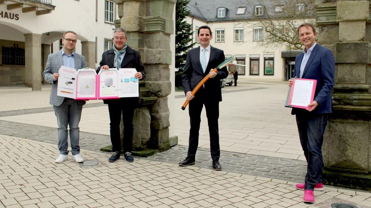 Marco Kramer, Ralf Engstfeld und Andreas Schulz (alle Telekom) freuen sich gemeinsam mit Bürgermeister Christian Pospischil, dass der Glasfaser-Ausbau in der Attendorner Innenstadt startet.