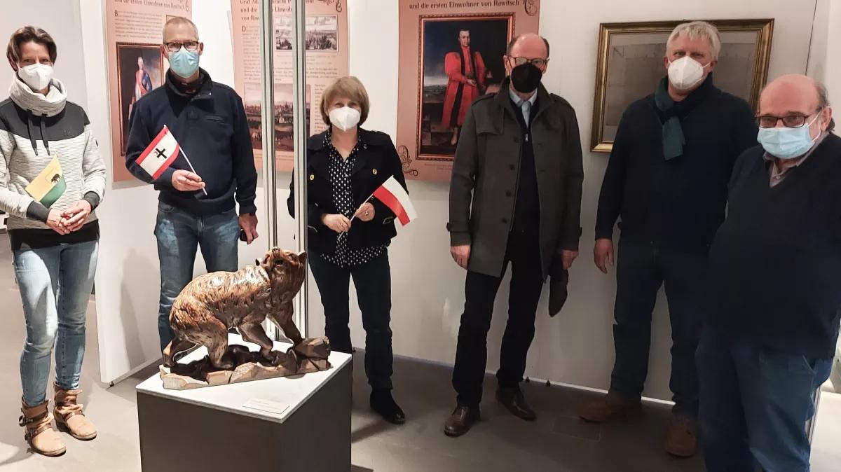 Museumsleiterin Monika Löcken (3.v.l.) führte die Teilnehmer durch die Ausstellung „Rawicz stellt sich vor“.