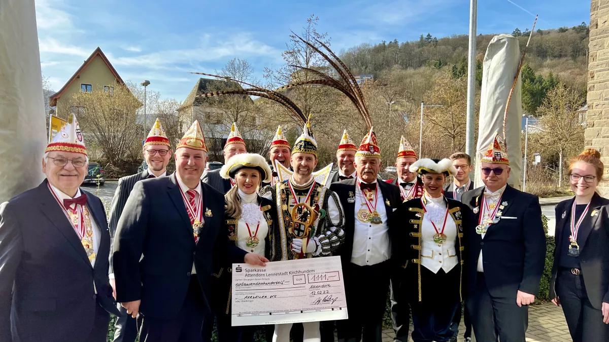 Die Karnevalisten der KG Attendorn brachten einen Scheck in Höhe von 1.111 Euro ins Ahrtal.