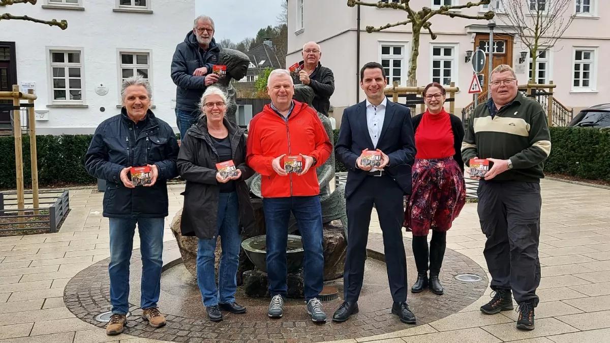 Bürgermeister Christian Pospischil (3.v.l.) erhält die CD mit dem Jubiläumssong.