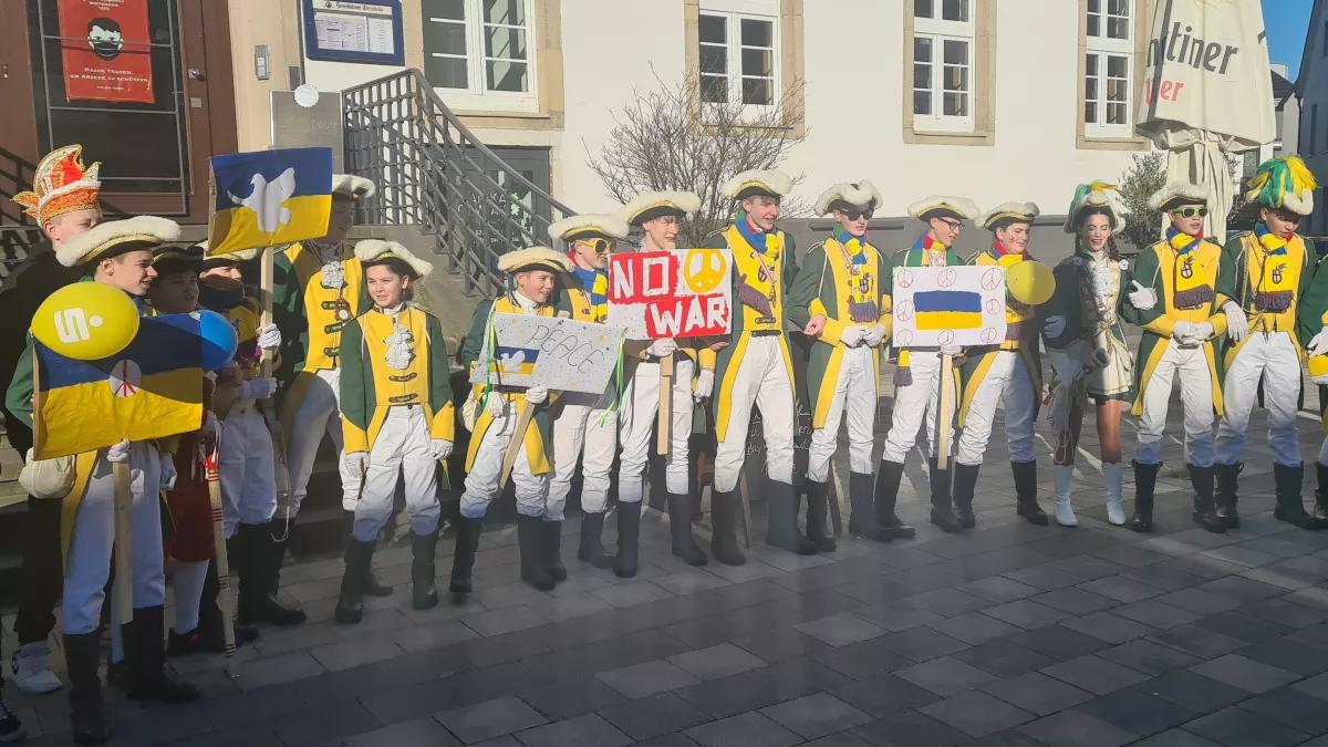 Der kleine Umzug am Rosenmontag in Attendorn stand im Zeichen des Ukraine-Kriegs.