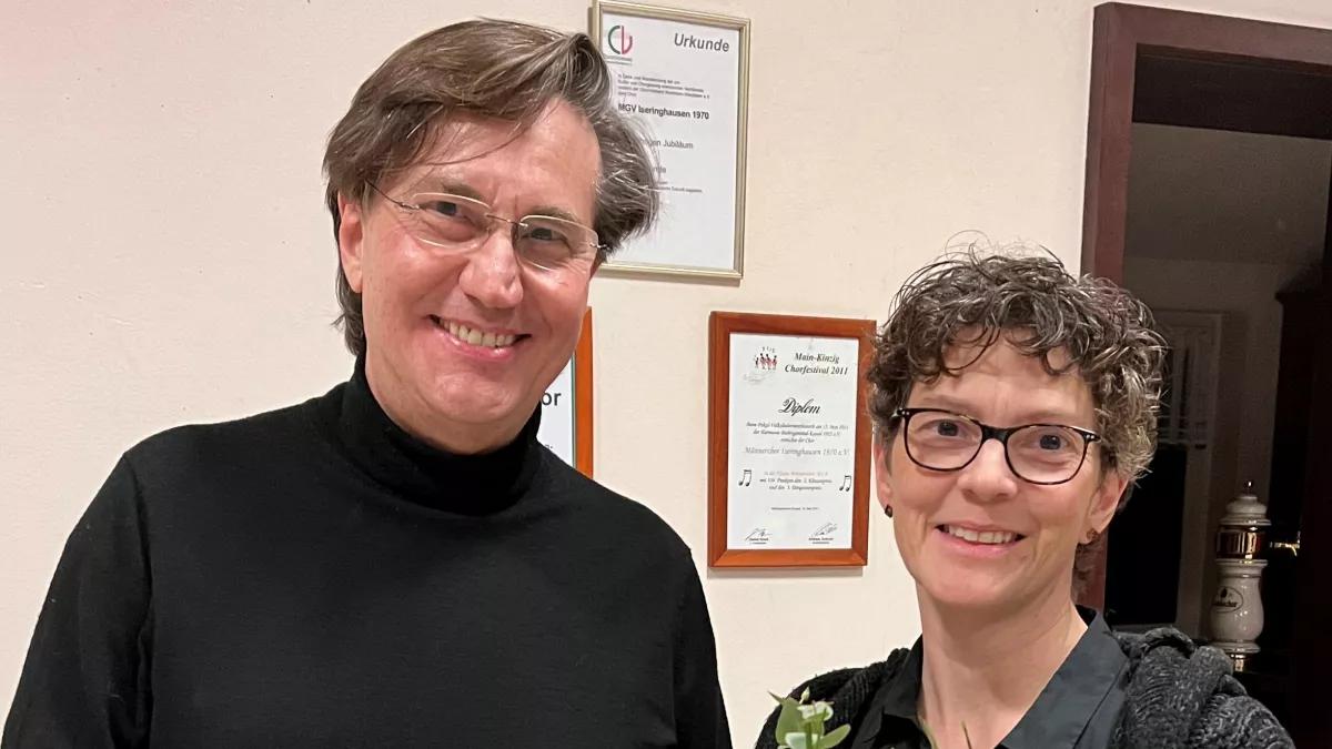 Anja Kozlowski, erste Vorsitzende des Frauenchors Cantare Iseringhausen, gratulierte dem Dirigenten Maurizio Quaremba zu seinem zehnjährigen Dirigentenjubiläum.