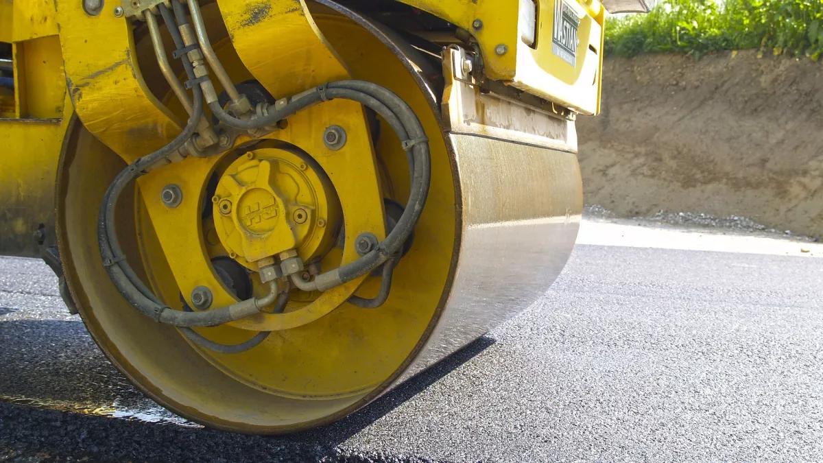 Symbolfoto: Straßenbau, Asphalt, Teer, Walze, Fahrbahndecke, Bauarbeiten