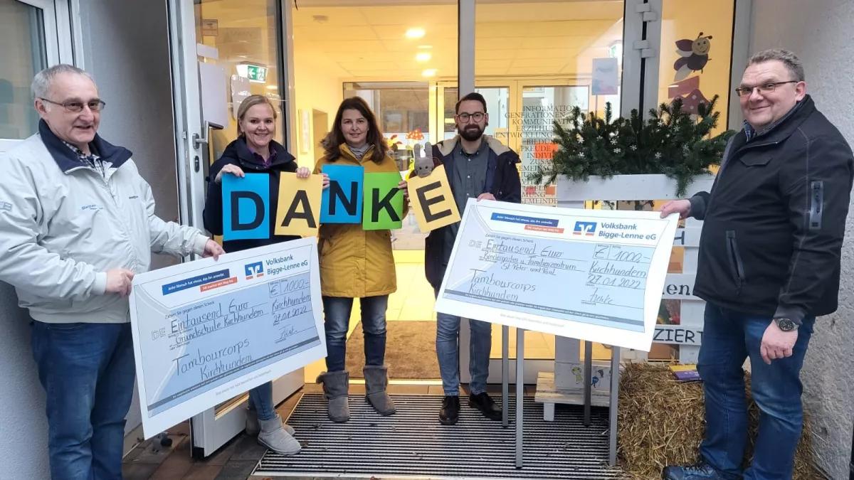 Von links: Hans-Günter Berg vom Tambourcorps Kirchhundem, Vertreter von Grundschule und Kindergarten, Peter Funke vom Tambourcorps Kirchhundem.