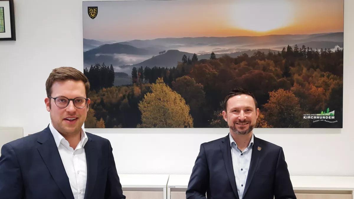 Der CDU-Bundestagsabgeordnete Florian Müller (links im Bild) besuchte Kirchhundems Bürgermeister Björn Jarosz.