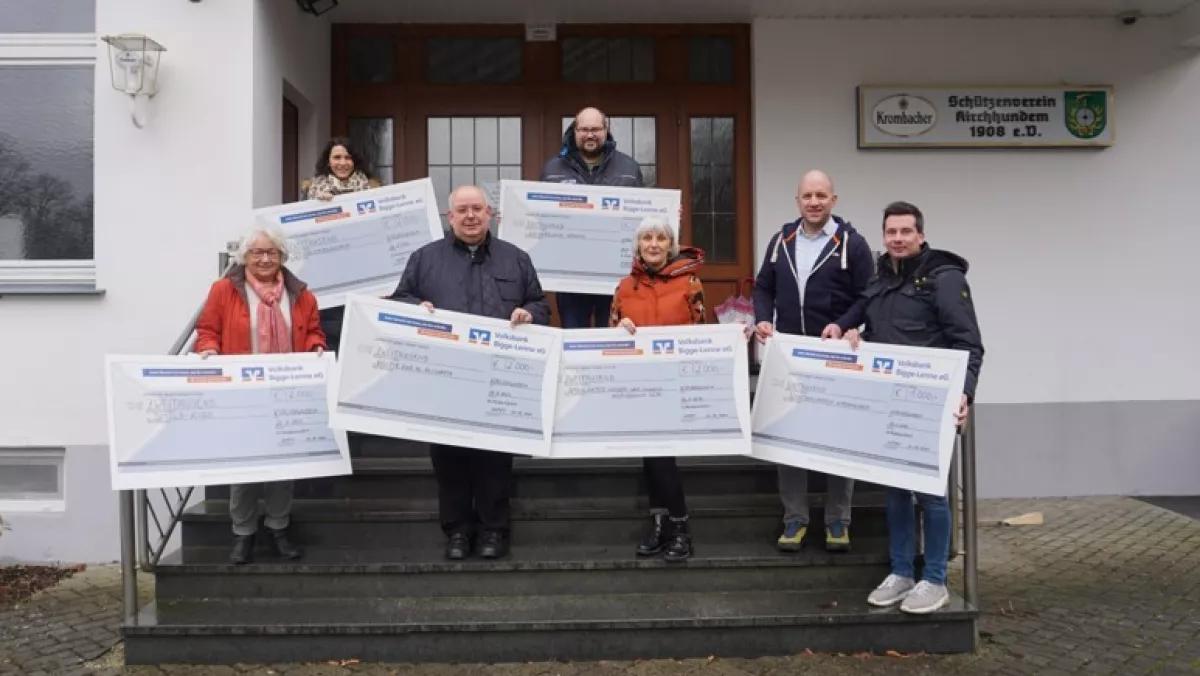 Mitinitiatorin Tajana Vente (o.l) und die Vorsitzenden des Schützenvereins Kirchhundem, Nicolas Hille (r.) und Gerrit Jaspers (2.v.r.) mit den Vertretern der Spendenempfänger bei der symbolischen Scheckübergabe.