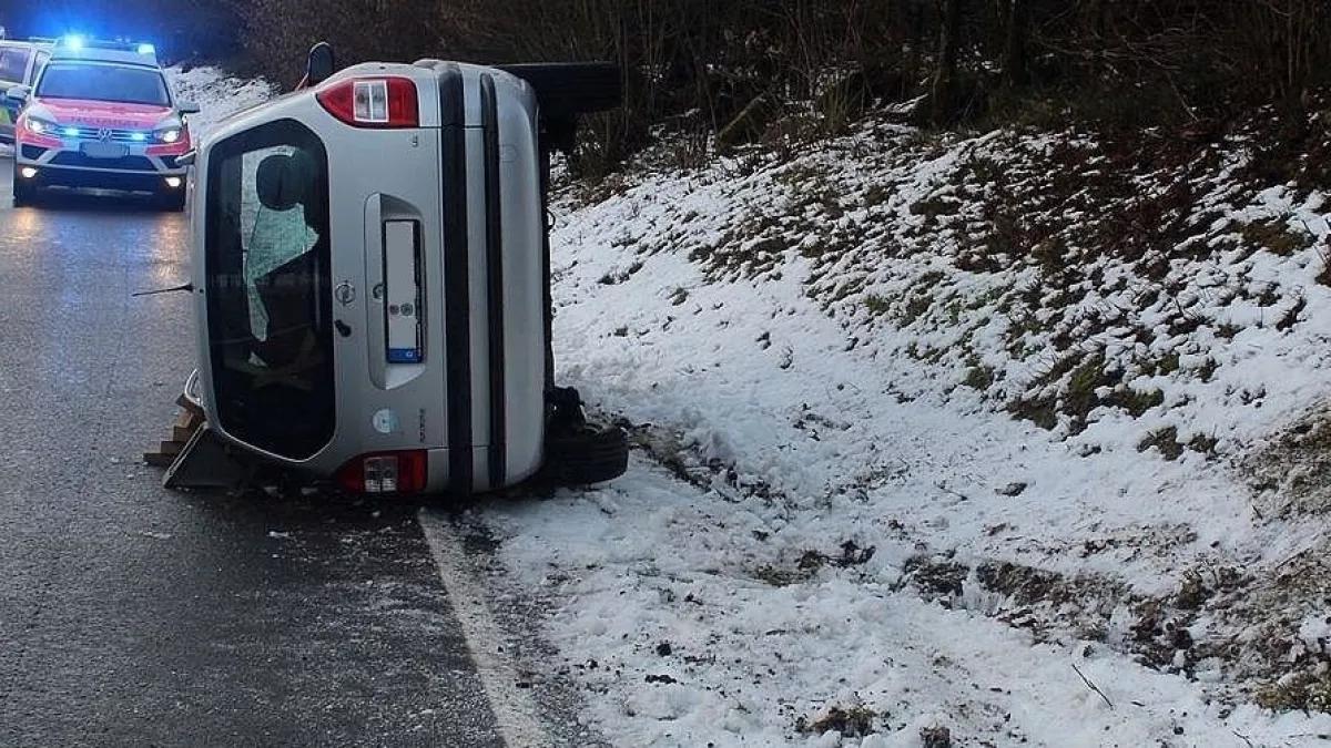 Der umgekiüpte Wagen auf der L 711