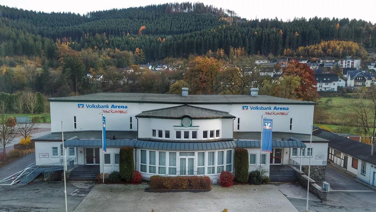 Der Lennestädter Rat tagt in der Volksbank-Arena Sauerlandhalle.