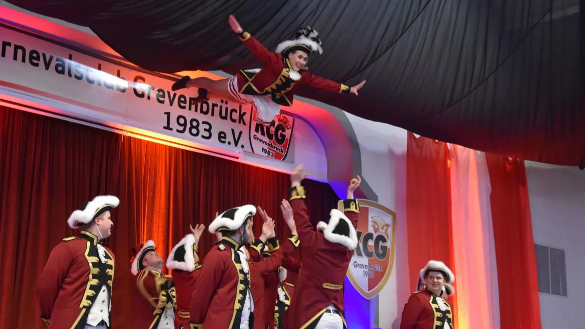 Die Prinzengarde Grevenbrück lässt beim Finale ihr Tanzmariechen Lea Korte durch die Lüfte fliegen.