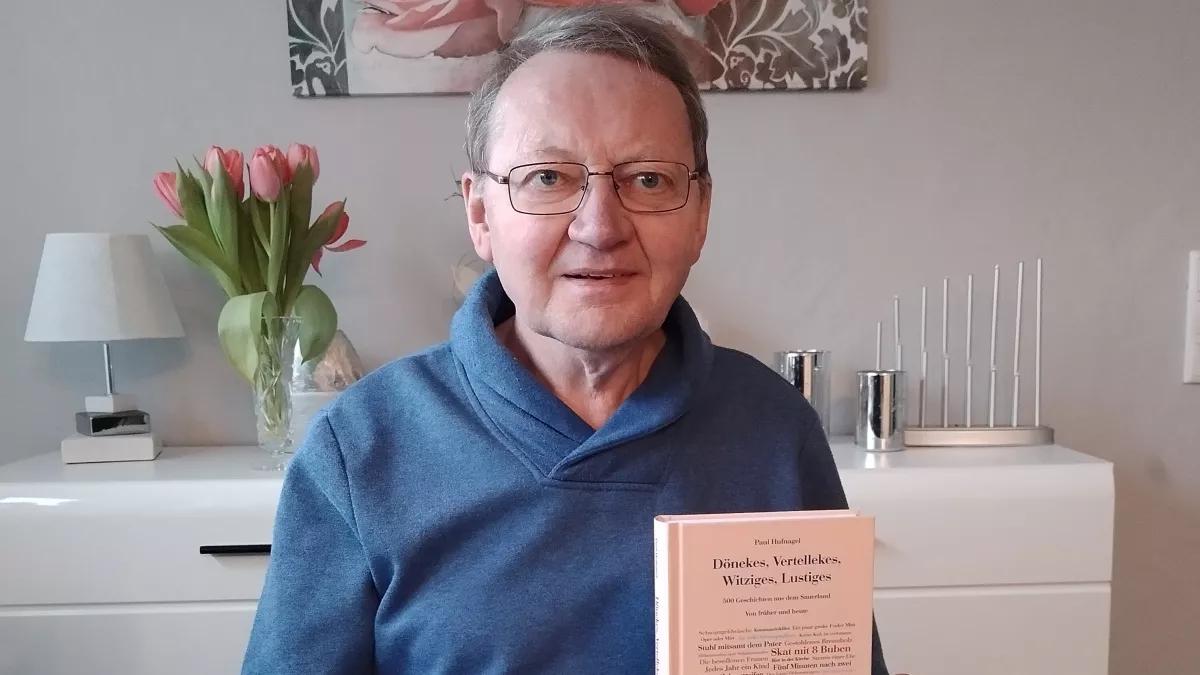 Paul Hufnagel mit seinem neuen Buch „Dönekes, Vertellekes, Witziges, Lustiges“.