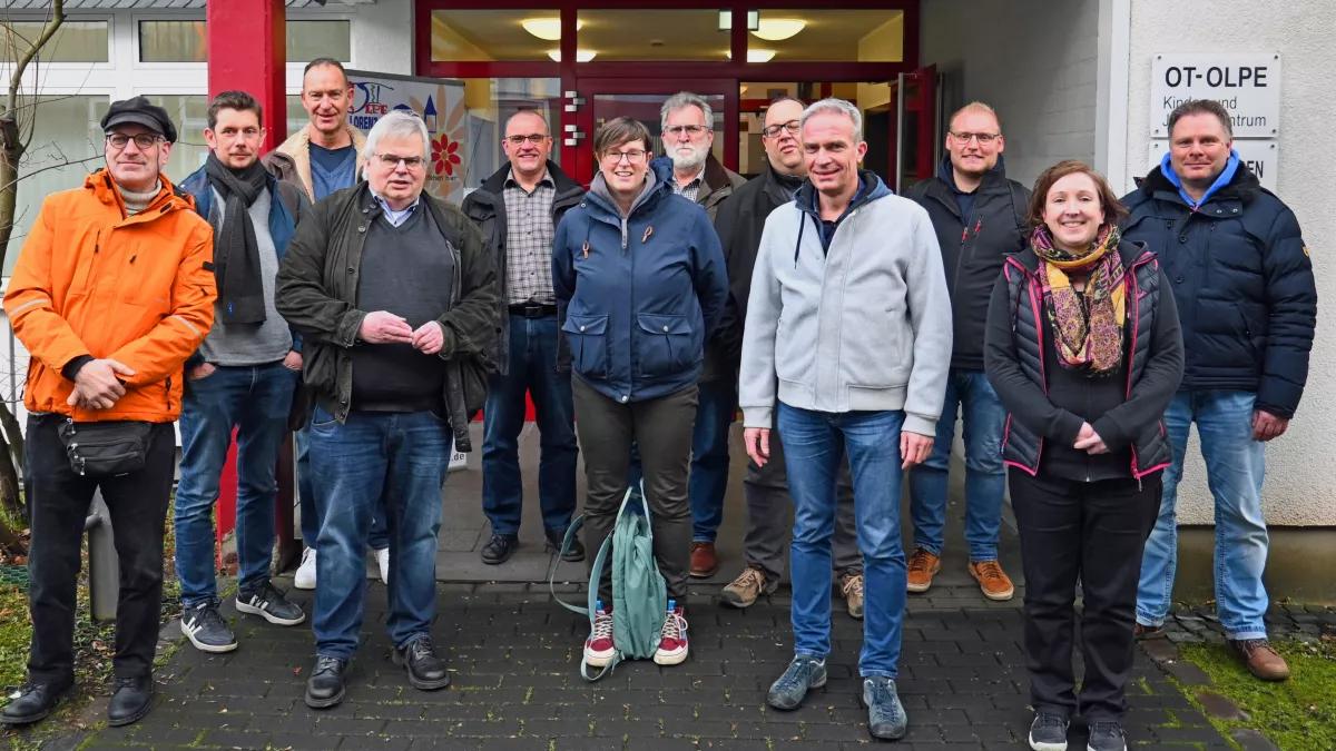 Die Fraktionsvertreter Wolfgang Hesse (4. von links), Jochen Ritter MdL (3. von links), Markus Scherer (Mitte) und Holger Mester (4.von rechts), mit den acht Leitungen der Jugendzentren vor dem Olper Lorenz-Jaeger-Haus.