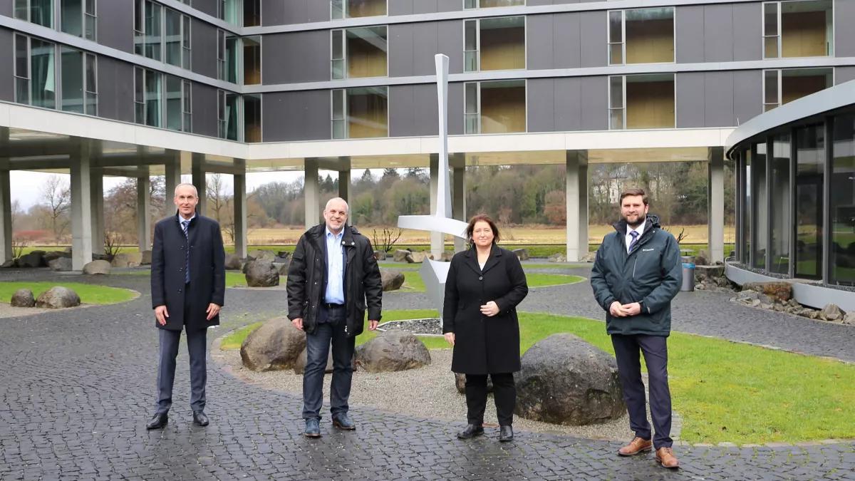 MdB Bettina Lugk (Dritte von links) traf sich im bbz Arnsberg der Handwerkskammer Südwestfalen zum Informationsgespräch mit Kammerpräsident Jochen Renfordt (Zweiter von links), Hauptgeschäftsführer Hendrik Schmitt (rechts) und dem stv. Hauptgeschäftsführer Christoph Dolle (links).